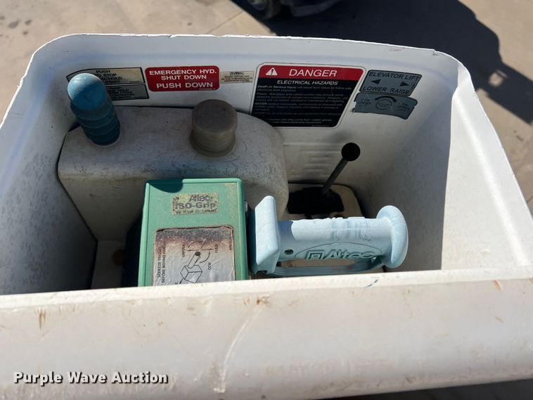 image for item JT9032 2010 International  7400 bucket truck