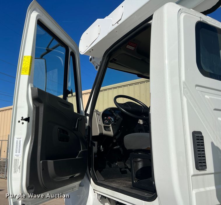 image for item JT9032 2010 International  7400 bucket truck