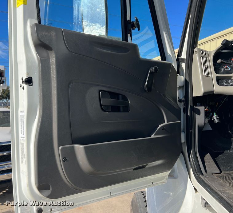 image for item JT9032 2010 International  7400 bucket truck