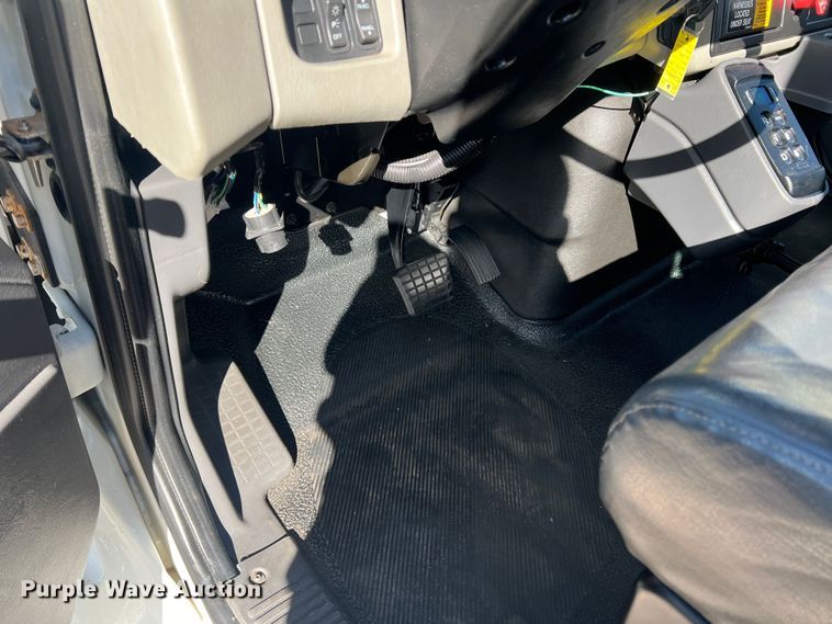 image for item JT9032 2010 International  7400 bucket truck