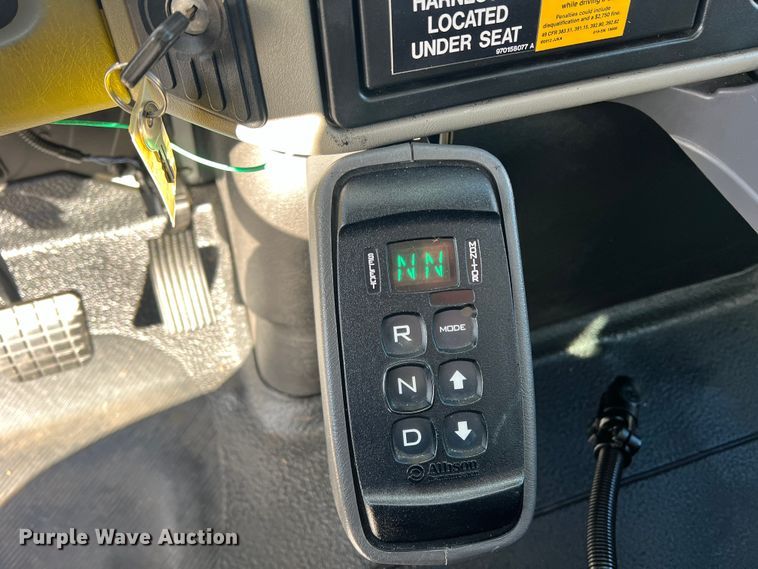 image for item JT9032 2010 International  7400 bucket truck