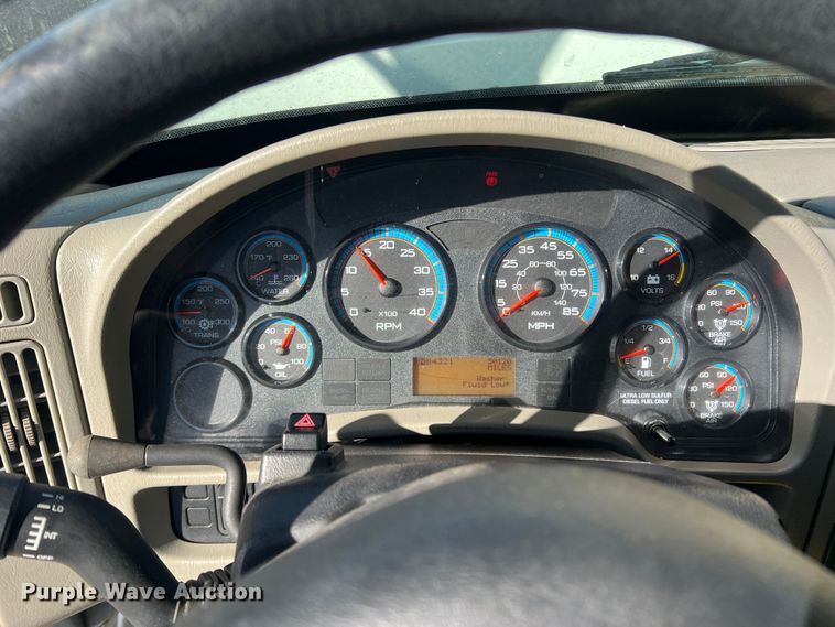 image for item JT9032 2010 International  7400 bucket truck