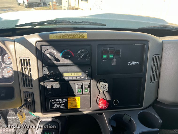 image for item JT9032 2010 International  7400 bucket truck