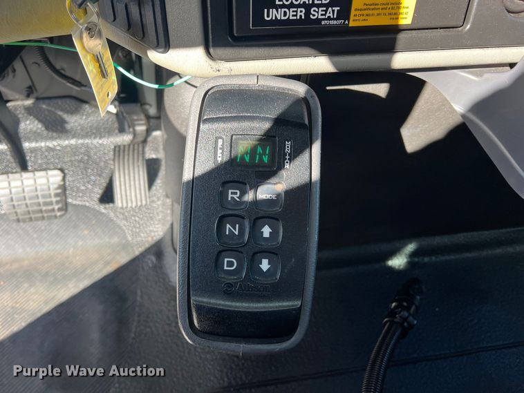 image for item JT9032 2010 International  7400 bucket truck