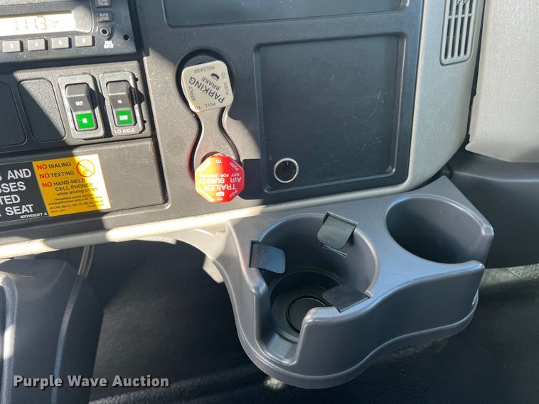 image for item JT9032 2010 International  7400 bucket truck