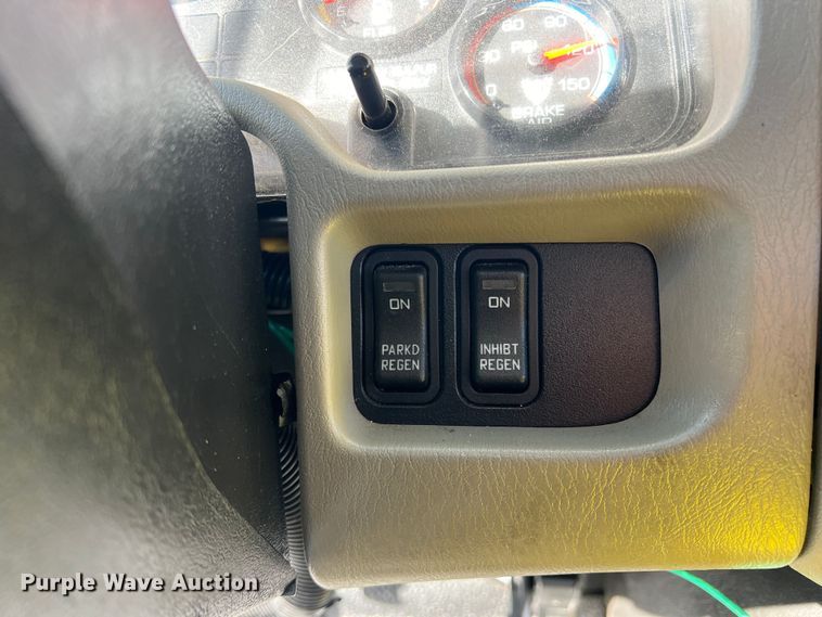 image for item JT9032 2010 International  7400 bucket truck