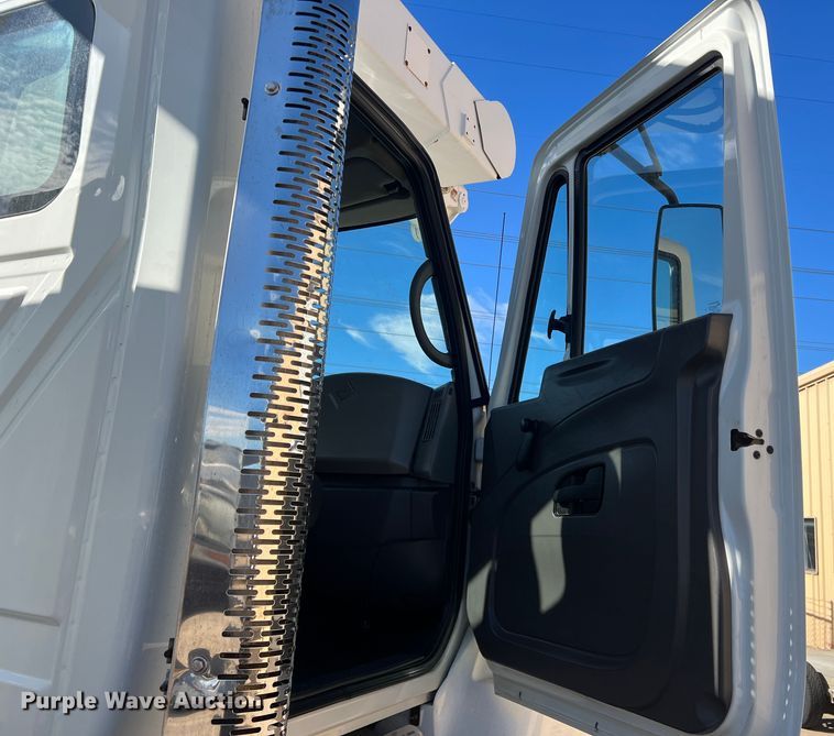 image for item JT9032 2010 International  7400 bucket truck