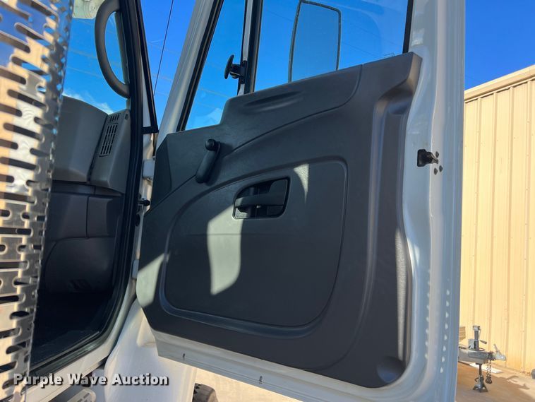 image for item JT9032 2010 International  7400 bucket truck