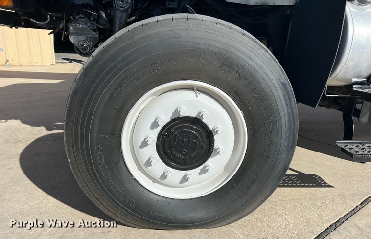 image for item JT9032 2010 International  7400 bucket truck