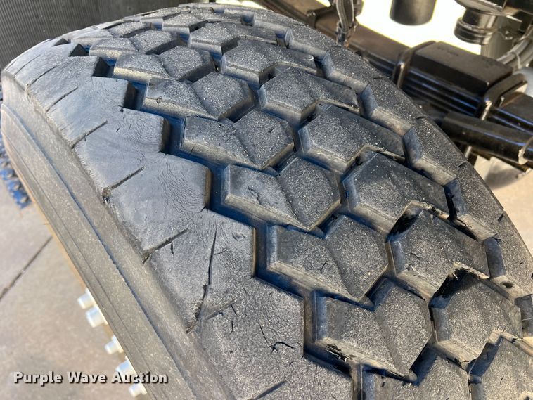 image for item JT9032 2010 International  7400 bucket truck