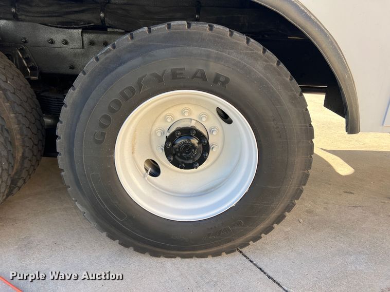 image for item JT9032 2010 International  7400 bucket truck