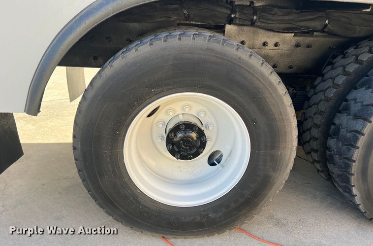 image for item JT9032 2010 International  7400 bucket truck