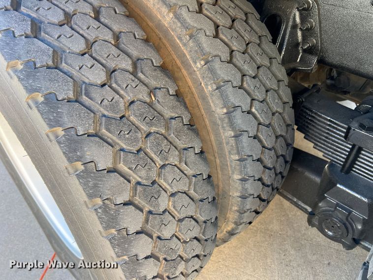 image for item JT9032 2010 International  7400 bucket truck