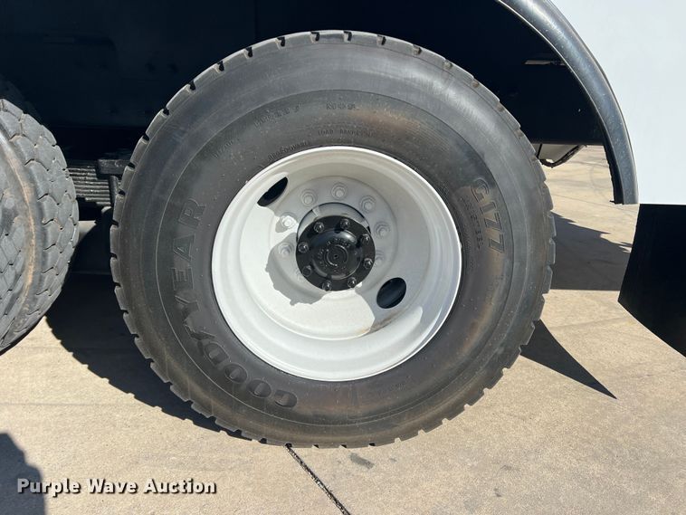 image for item JT9032 2010 International  7400 bucket truck