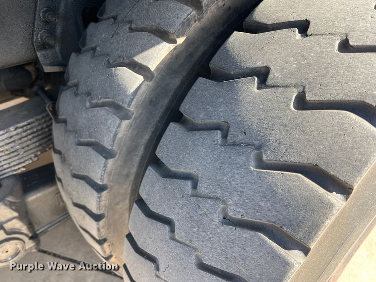 image for item JT9032 2010 International  7400 bucket truck