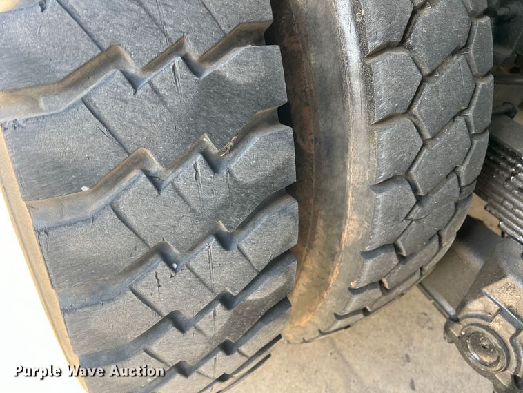 image for item JT9032 2010 International  7400 bucket truck