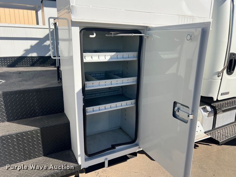 image for item JT9033 2007 Freightliner Business Class M2 bucket truck