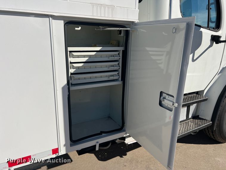 image for item JT9033 2007 Freightliner Business Class M2 bucket truck