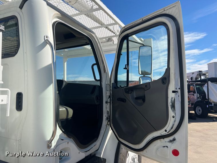 image for item JT9033 2007 Freightliner Business Class M2 bucket truck