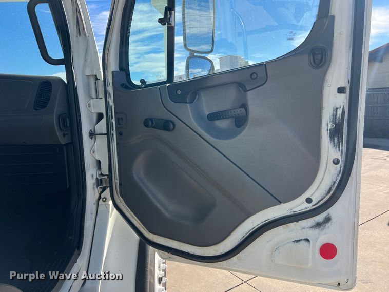 image for item JT9033 2007 Freightliner Business Class M2 bucket truck