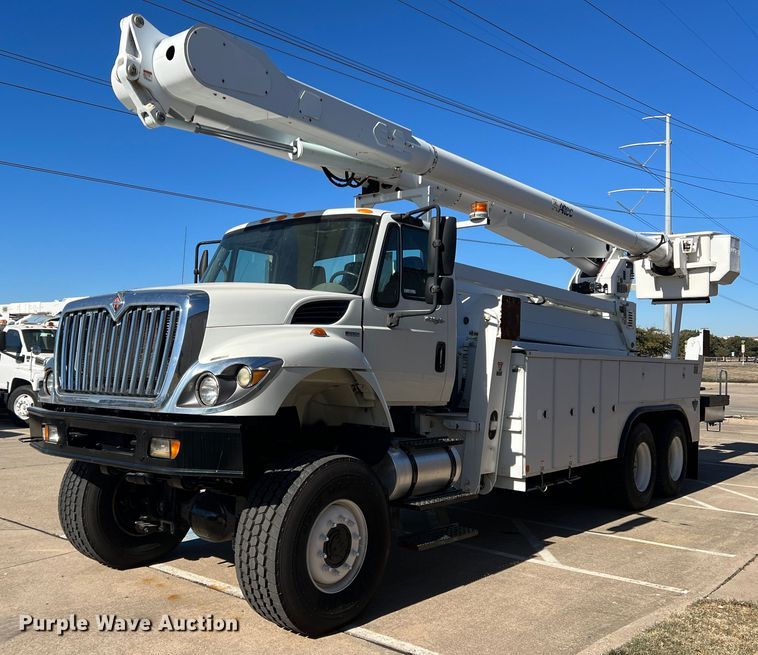 image for item JT9036 2010 International  7400 bucket truck