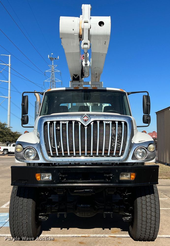 image for item JT9036 2010 International  7400 bucket truck