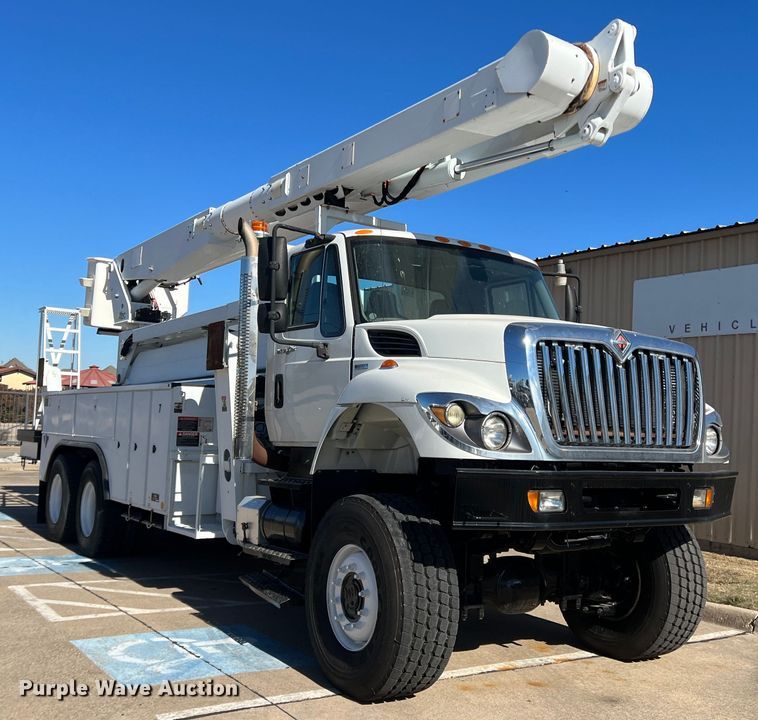 image for item JT9036 2010 International  7400 bucket truck