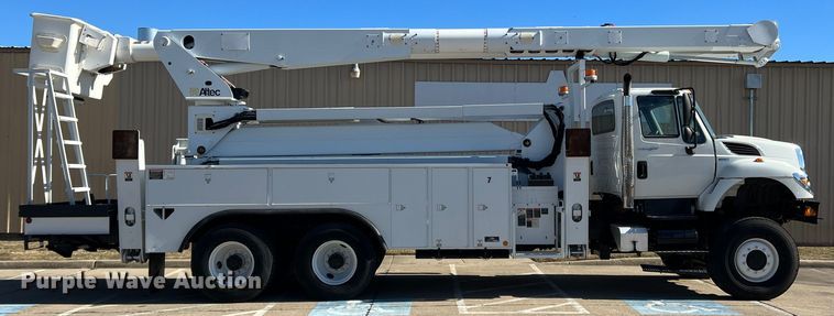 image for item JT9036 2010 International  7400 bucket truck