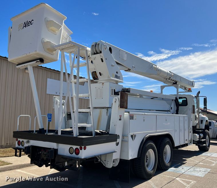 image for item JT9036 2010 International  7400 bucket truck