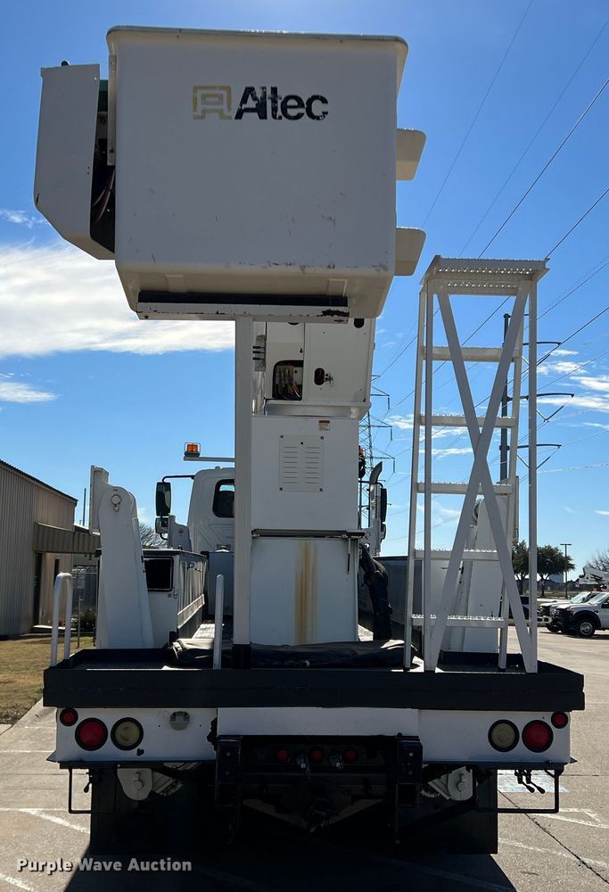 image for item JT9036 2010 International  7400 bucket truck