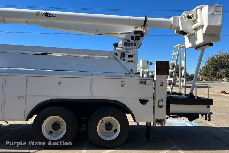 image for item JT9036 2010 International  7400 bucket truck
