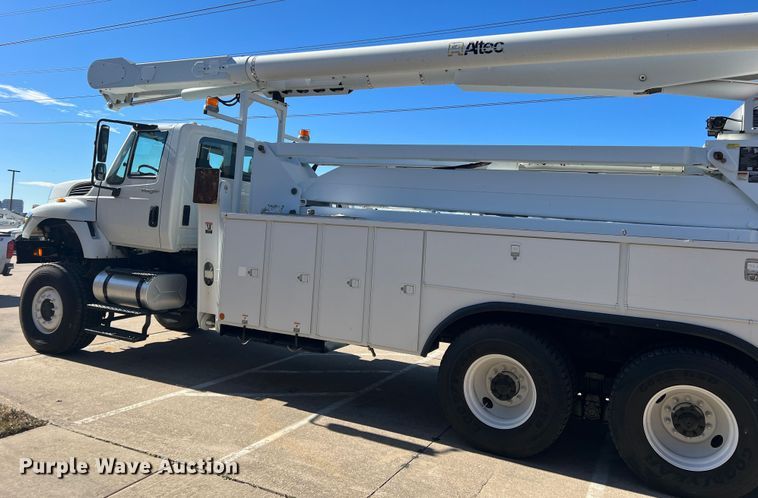 image for item JT9036 2010 International  7400 bucket truck