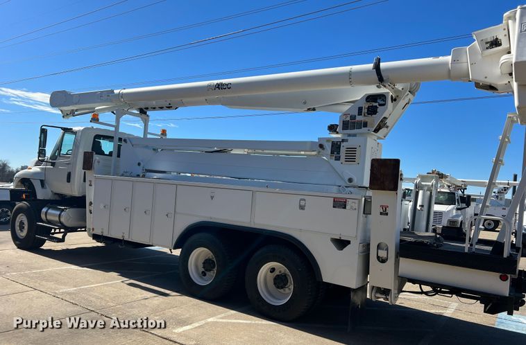image for item JT9036 2010 International  7400 bucket truck