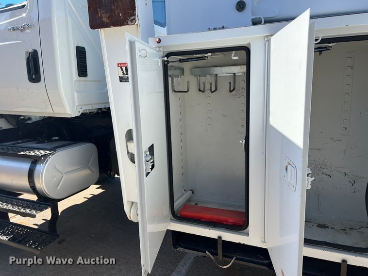 image for item JT9036 2010 International  7400 bucket truck