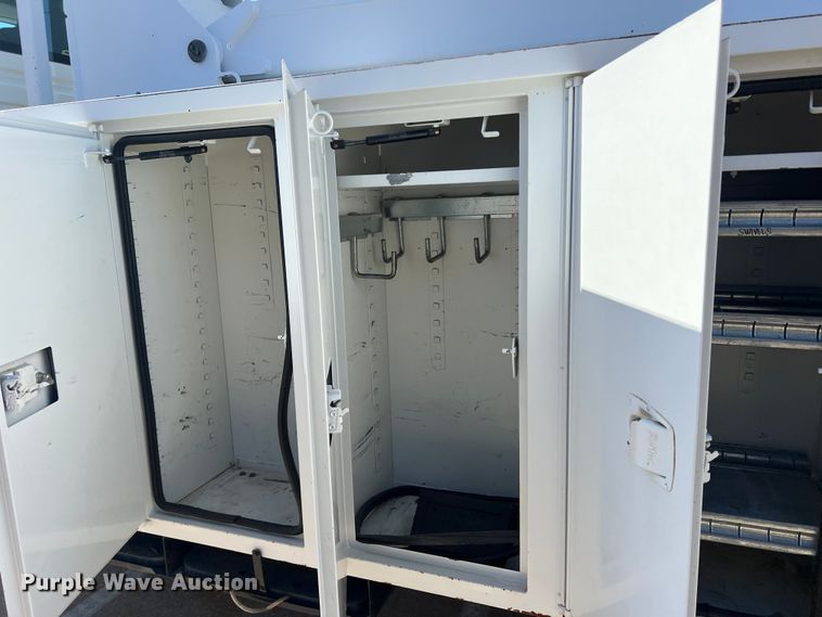 image for item JT9036 2010 International  7400 bucket truck