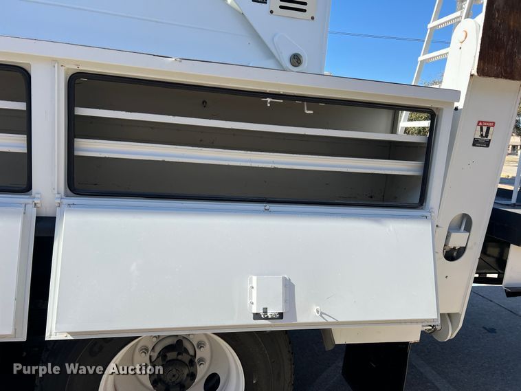 image for item JT9036 2010 International  7400 bucket truck