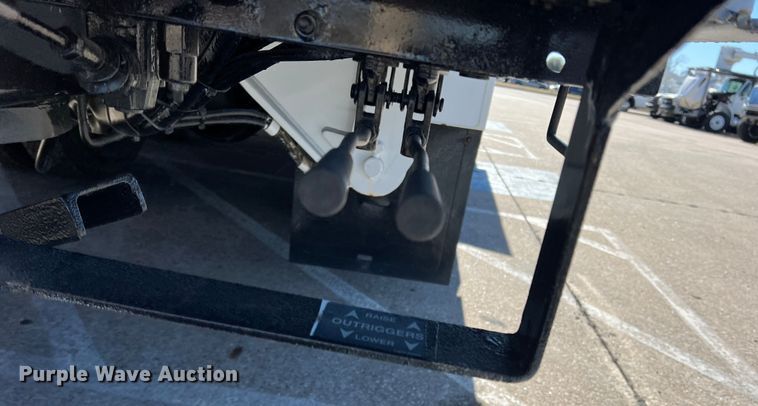 image for item JT9036 2010 International  7400 bucket truck