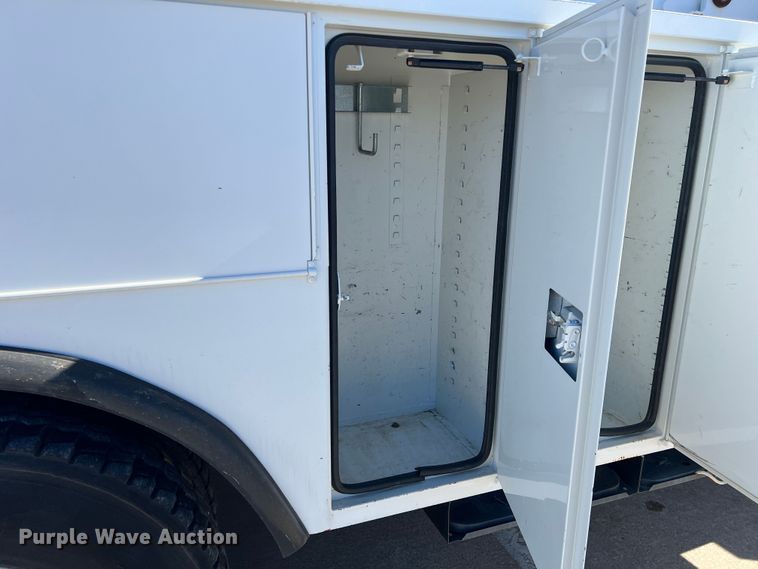 image for item JT9036 2010 International  7400 bucket truck