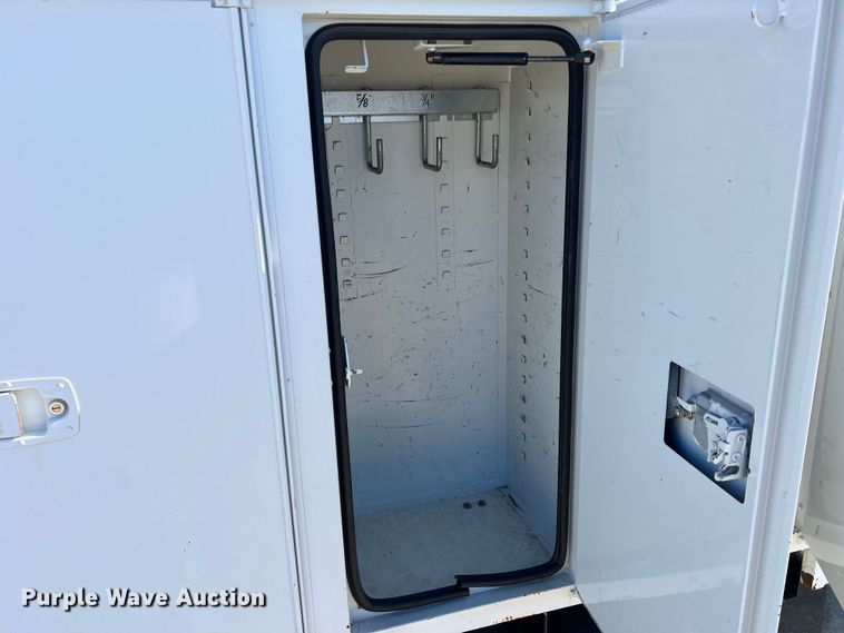 image for item JT9036 2010 International  7400 bucket truck