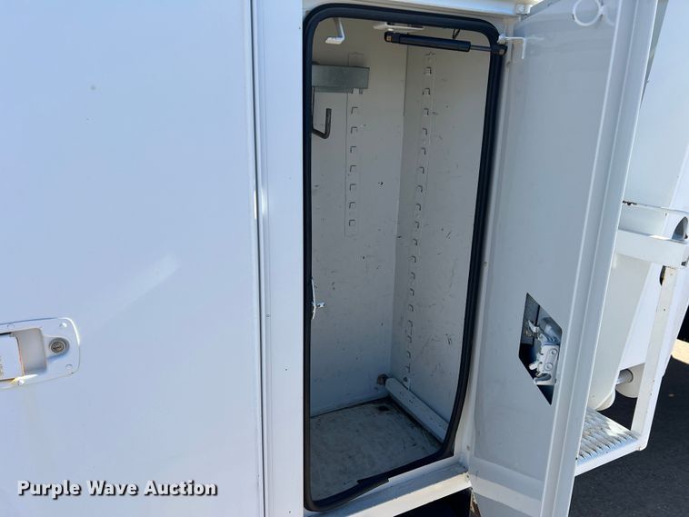 image for item JT9036 2010 International  7400 bucket truck