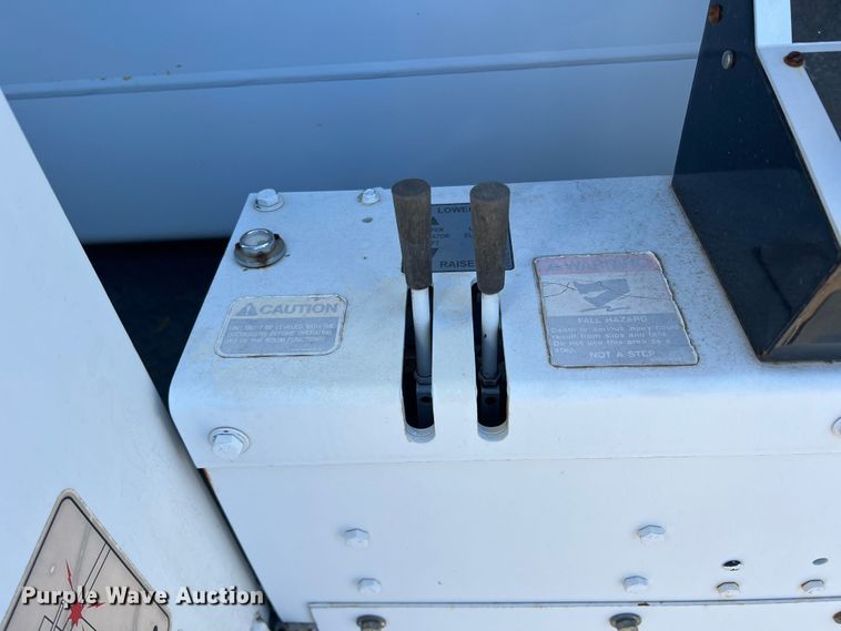 image for item JT9036 2010 International  7400 bucket truck