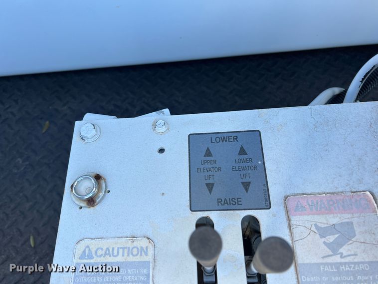 image for item JT9036 2010 International  7400 bucket truck