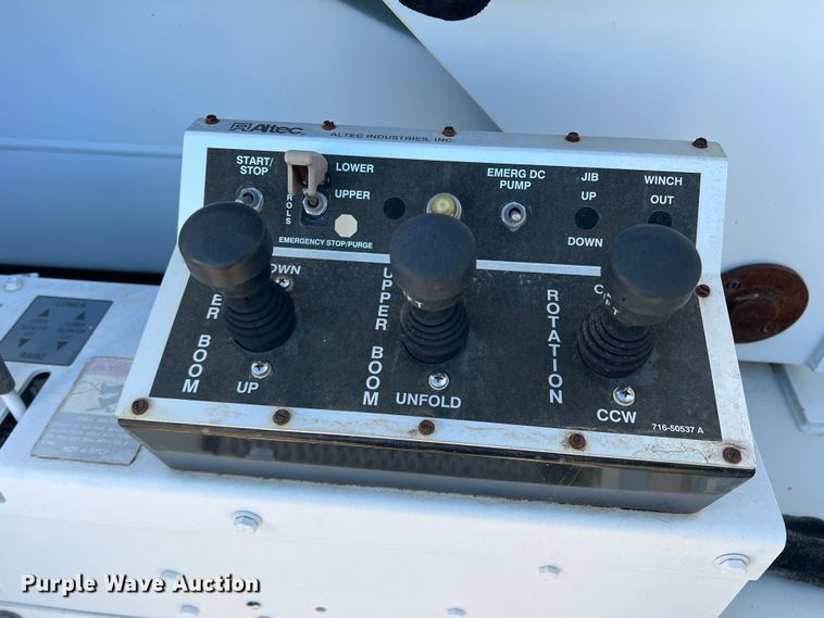 image for item JT9036 2010 International  7400 bucket truck