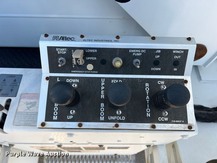 image for item JT9036 2010 International  7400 bucket truck