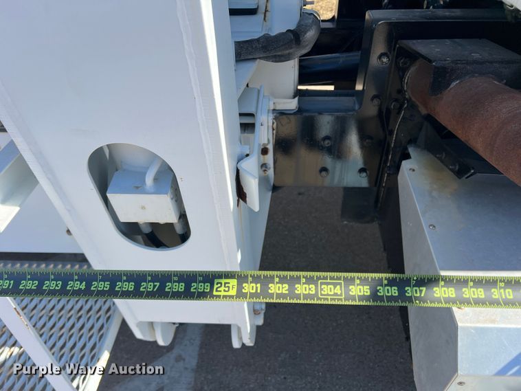 image for item JT9036 2010 International  7400 bucket truck