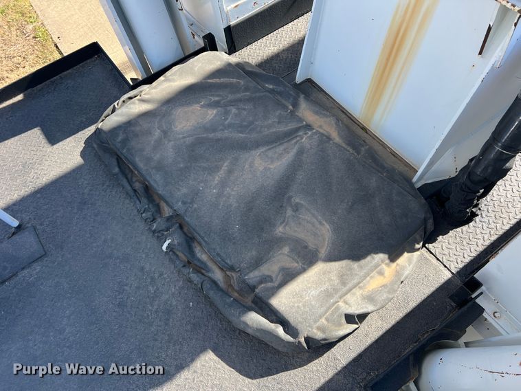 image for item JT9036 2010 International  7400 bucket truck