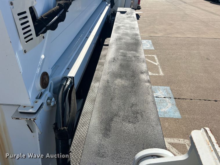 image for item JT9036 2010 International  7400 bucket truck