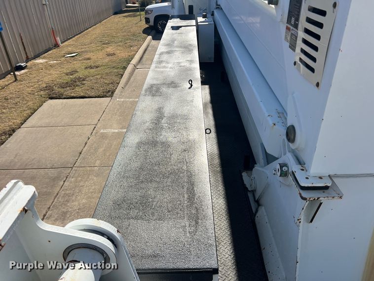 image for item JT9036 2010 International  7400 bucket truck