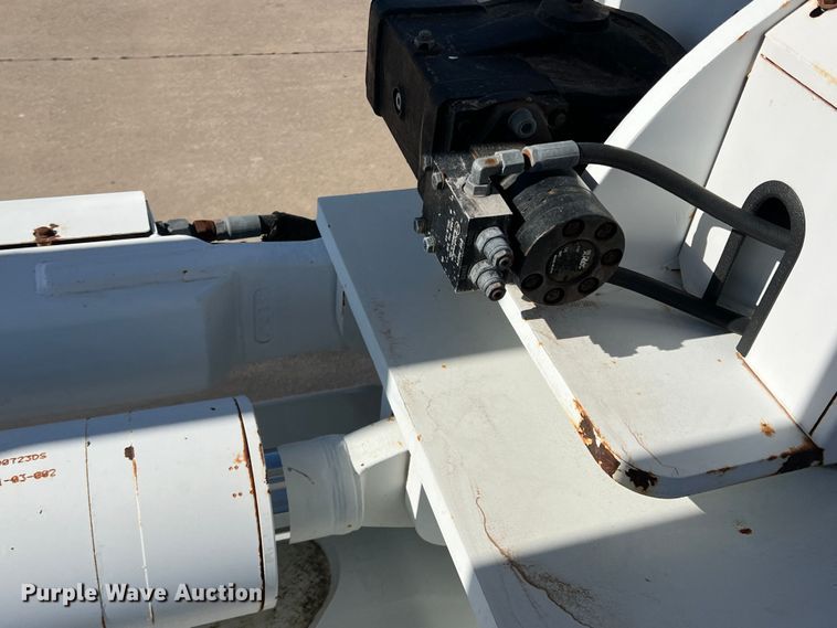 image for item JT9036 2010 International  7400 bucket truck