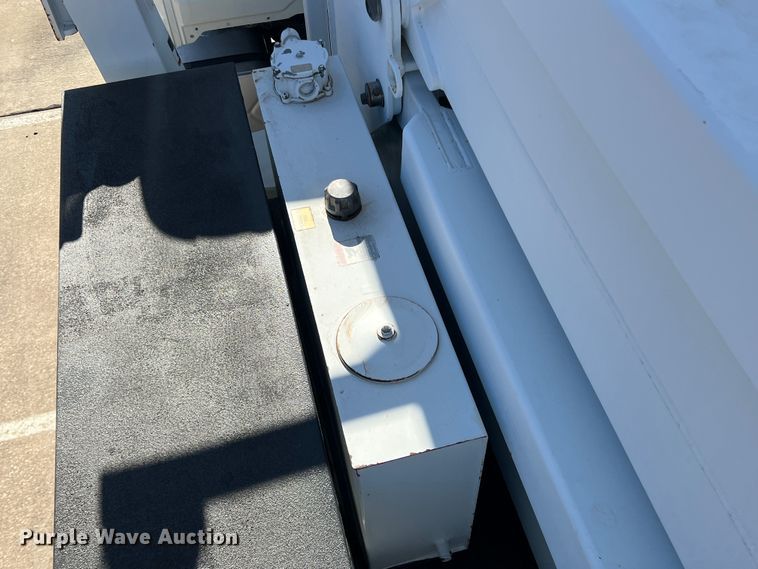 image for item JT9036 2010 International  7400 bucket truck